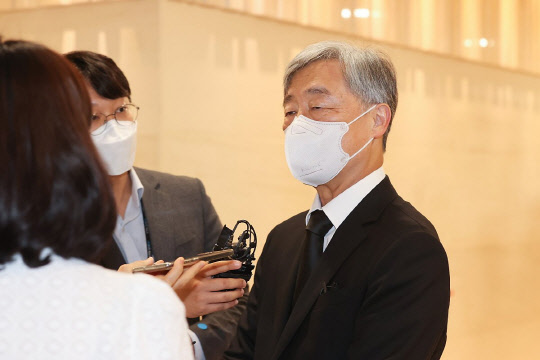 최재형 전 감사원장이 8일 오전 서울 서대문구 신촌세브란스병원 장례식장에 마련된 부친 최영섭 퇴역 대령의 빈소에서 잠시 나와 취재진과 인터뷰하고 있다. [출처=연합뉴스]